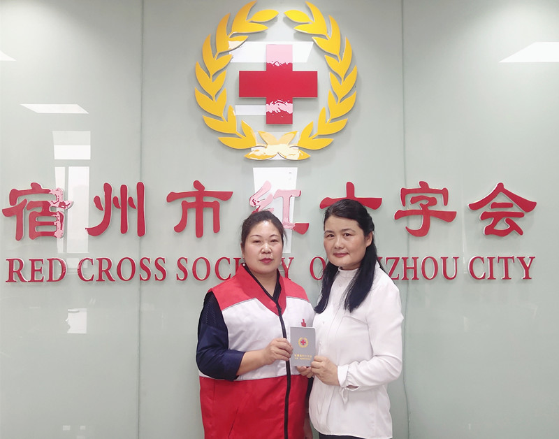 捐献志愿书签署后，宿州市红十字会为吴菁华女士颁发志愿捐赠证书_副本.jpg
