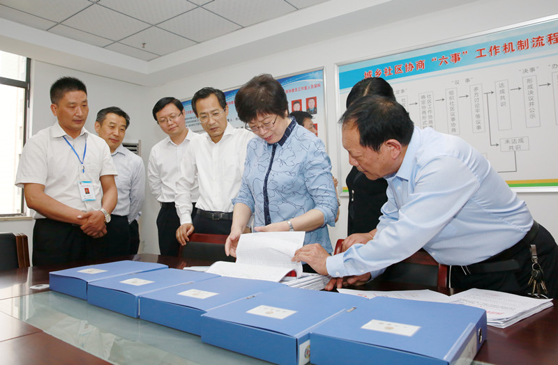 省政协党组副书记、副主席刘莉调研泗县泗城镇朱桥社区政协委员工作室_副本.jpg