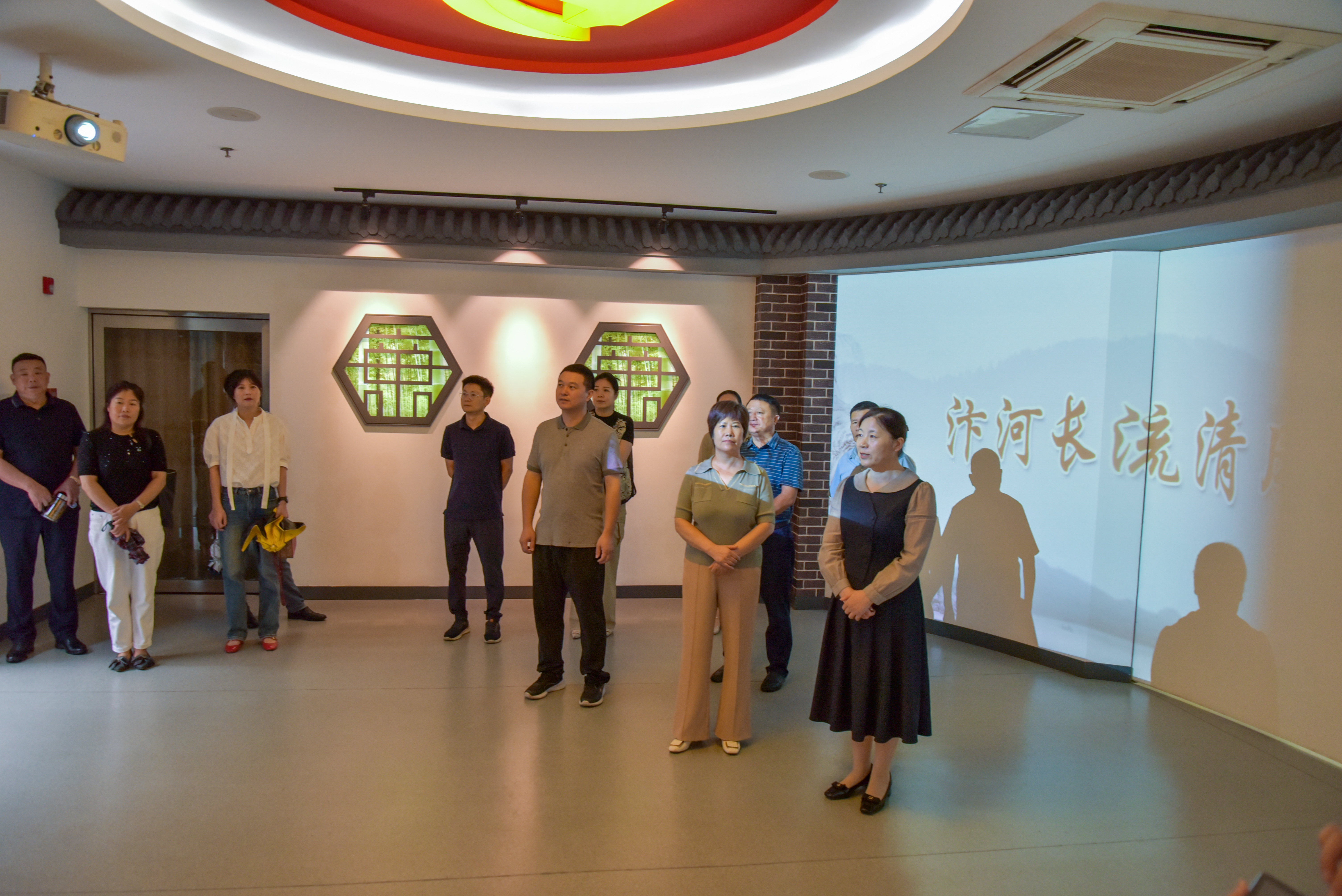 参观党风廉政建设教育中心.jpg